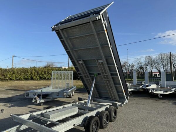 Três reboques basculantes 3×1800 kg 3,5 t
