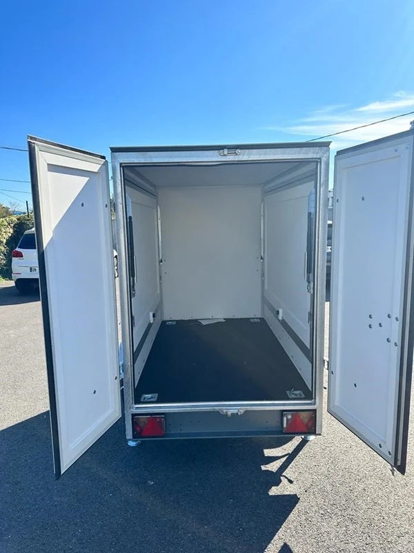 Furgoneta de mercado F7520-DBD-150 con portón trasero