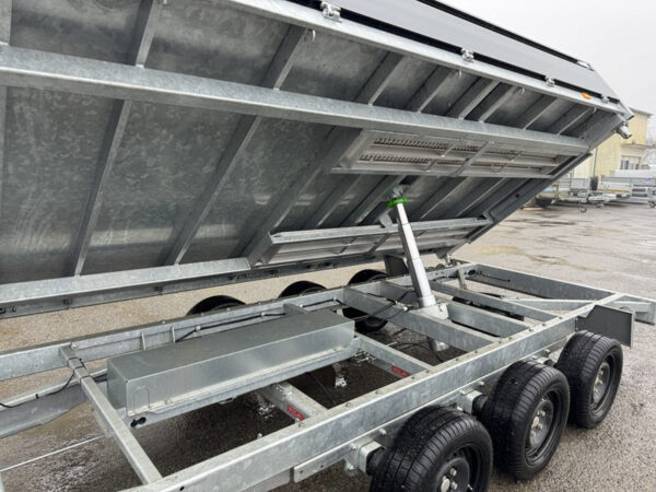 Três reboques basculantes 3×1800 kg 3,5 t