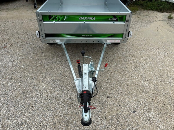 Reboque Erde Daxara 239×4 com travões, peso bruto de 1500/1000 kg.