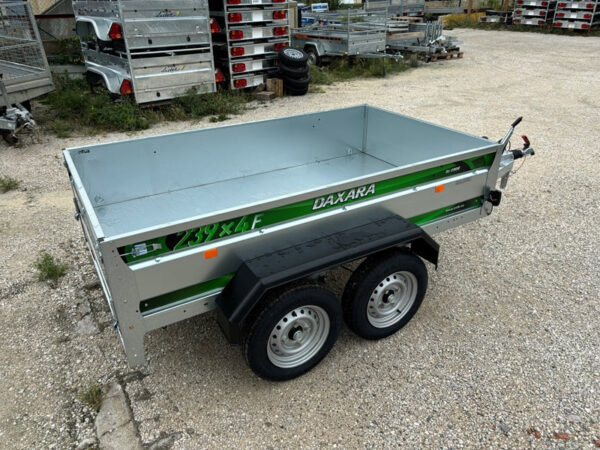 Reboque Erde Daxara 239×4 com travões, peso bruto de 1500/1000 kg.