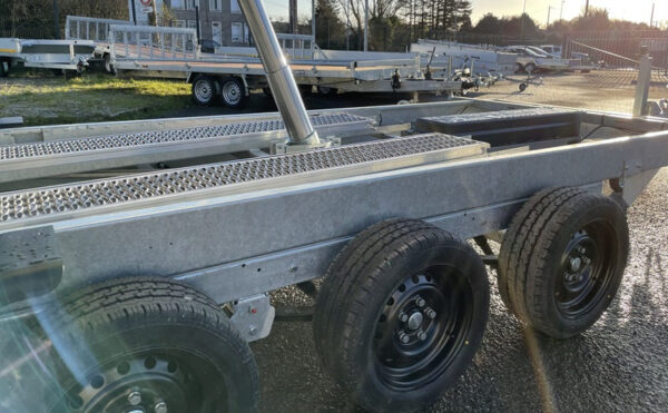 Reboque basculante Saris K3 406 x 204 de três vias, 3500 kg, eixo triplo, com travões e suspensão de molas.