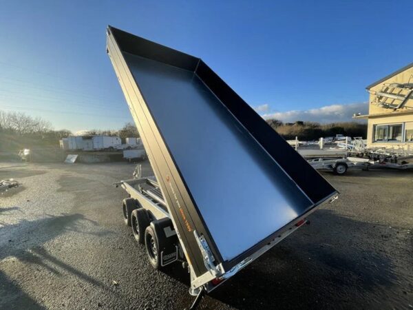 Reboque basculante Saris K3 406 x 204 de três vias, 3500 kg, eixo triplo, com travões e suspensão de molas.