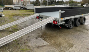 Reboque basculante Saris K3 406 x 204 de três vias, 3500 kg, eixo triplo, com travões e suspensão de molas.