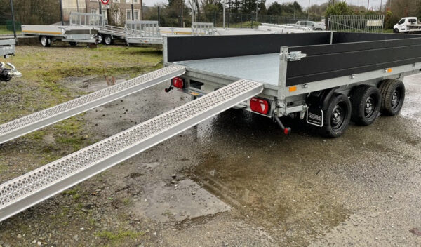 Reboque basculante Saris K3 406 x 204 de três vias, 3500 kg, eixo triplo, com travões e suspensão de molas.