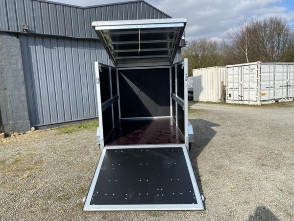 Reboque furgão JALON JCC750 com capacidade de peso bruto total de 750 kg