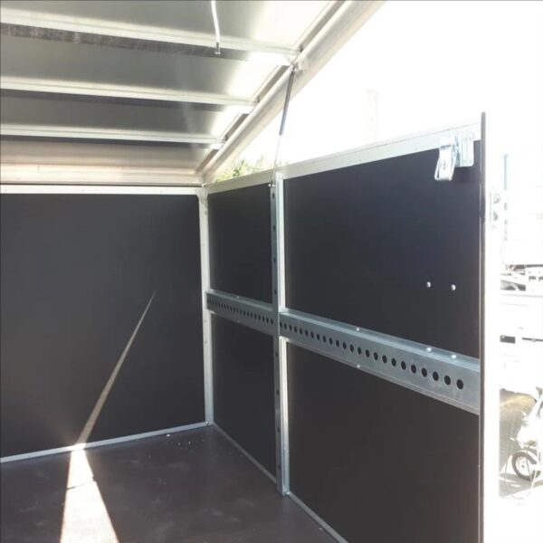 Reboque furgão JALON JCC750 com capacidade de peso bruto total de 750 kg