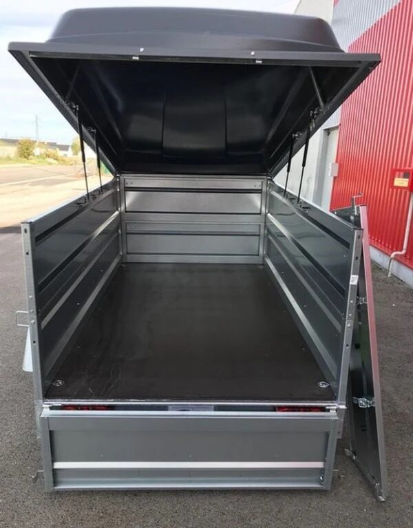 Reboque Lider Florence de 750 kg com cobertura e laterais duplas.