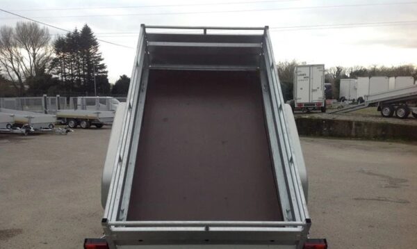 Reboque basculante reforçado Lider, PTAC de 1500 kg, com novos eixos duplos e travões.