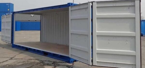 Contentor marítimo de 20 pés de altura com laterais abertos.