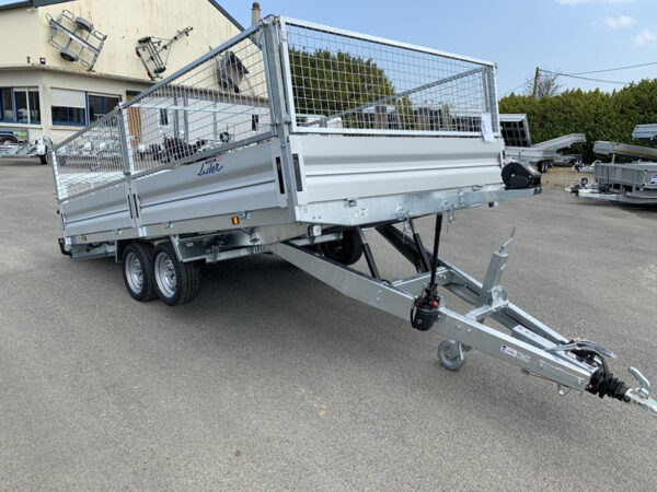 Reboque plataforma LIDER com rodas na parte inferior – Peso Bruto Total (PBT): 3500 kg – 2 eixos com travões – 506 x 215 cm