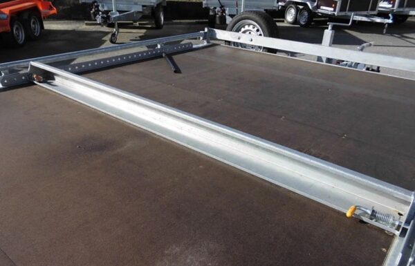 Reboque plataforma LIDER com rodas na parte inferior – Peso Bruto Total (PBT): 3500 kg – 2 eixos com travões – 506 x 215 cm