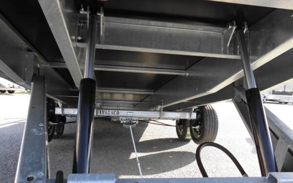 Reboque plataforma LIDER com rodas na parte inferior – Peso Bruto Total (PBT): 3500 kg – 2 eixos com travões – 506 x 215 cm