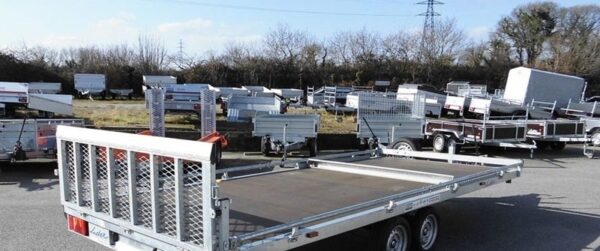 Reboque plataforma LIDER com rodas na parte inferior – Peso Bruto Total (PBT): 3500 kg – 2 eixos com travões – 506 x 215 cm