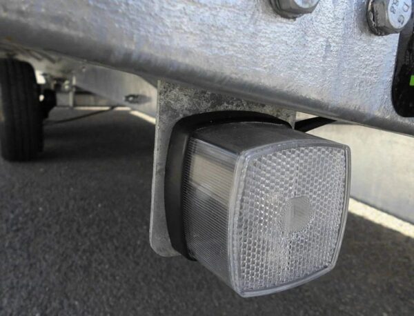 Reboque plataforma LIDER com rodas na parte inferior – Peso Bruto Total (PBT): 3500 kg – 2 eixos com travões – 506 x 215 cm