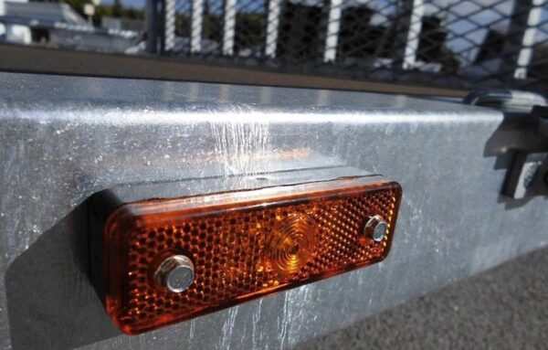 Reboque plataforma LIDER com rodas na parte inferior – Peso Bruto Total (PBT): 3500 kg – 2 eixos com travões – 506 x 215 cm